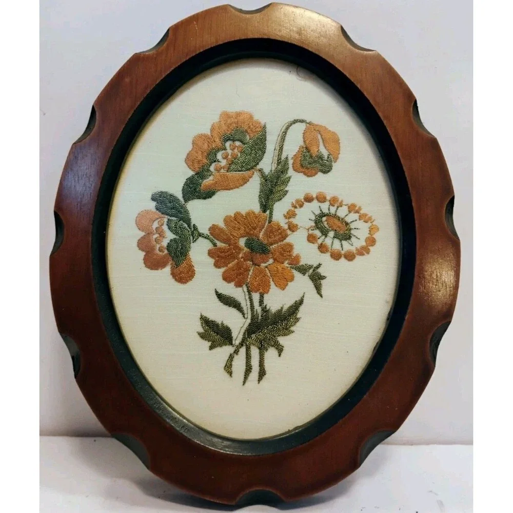 Vtg 70s Crewel Embroidery Floral Finished Art Scalloped Oval Wood Frame 10